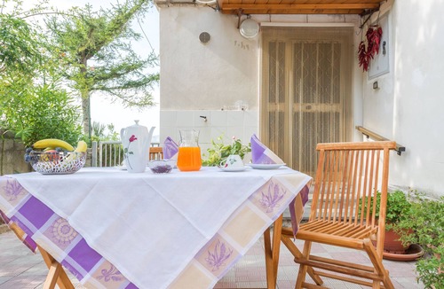 Citta Sant'Angelo Apartment | UNDER THE BOREA DOOR
