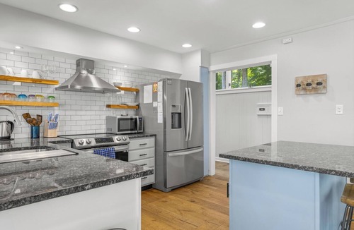 Livingston House | Unique Waterfront Home w/Private Beach -You'll Fall In Love with Eagle's Bluff