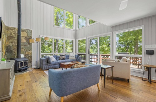 Livingston House | Unique Waterfront Home w/Private Beach -You'll Fall In Love with Eagle's Bluff