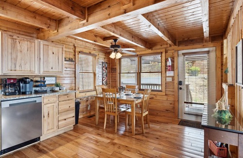 Sevierville Cabin | Unobstructed View, Central Location , Honeymoon Retreat, Fire-pit, Hot Tub ⛰️