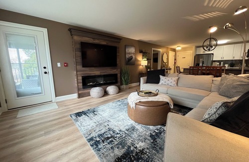 Lake Geneva Condo | Updated 2 BR Interlaken condo close to Lodge & GN/Outdoor Pool/Easy Parking