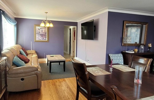 Evergreen Park House | Upscale Suite in Home by Chicago Hospitals/Dining -1200 sqft Suite