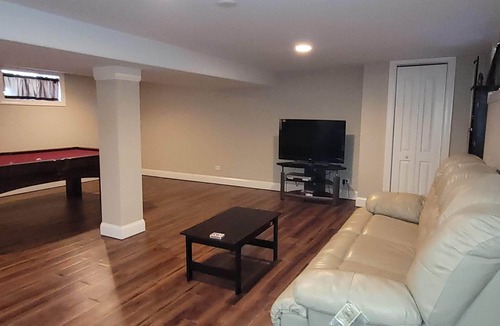 Evergreen Park House | Upscale Suite in Home by Chicago Hospitals/Dining -1200 sqft Suite