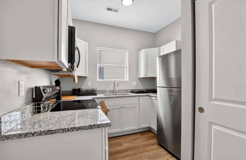 Near Eastside Apartment | Urban Oasis, 5 mins from Bottleworks & Downtown