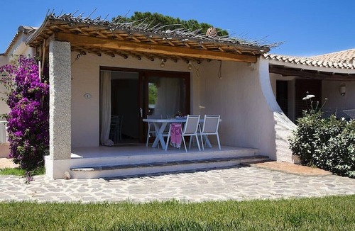 La Conia House | Vacation Home "Casa giardino e spiaggia a piedi" near the Beach with Garden & Terrace