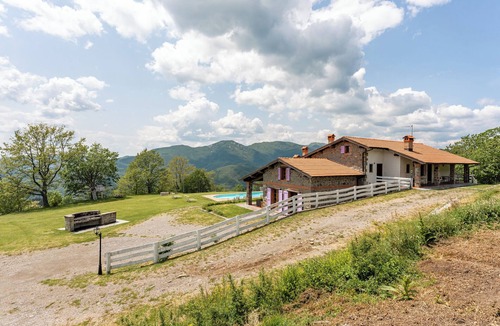 San Marcello Pistoiese Apartment | Vacation Home "Serrino 4" with Mountain View, Pool & Wi-Fi
