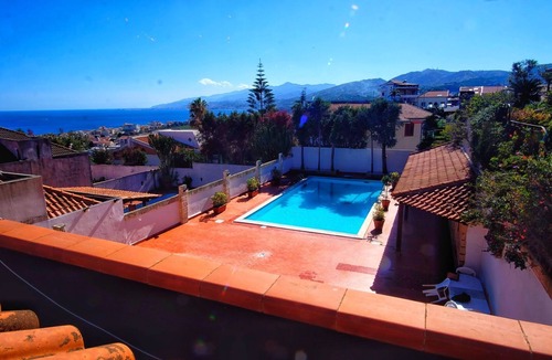Capo Peloro Apartment | Vacation home with dog boarding