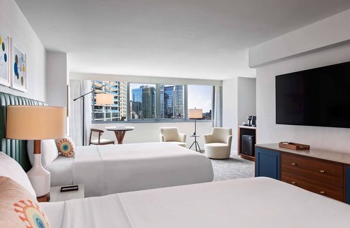 Downtown Chicago Hotel | Vacation Starts Here! Near Chicago Riverwalk and The River Theater, Pets Allowed