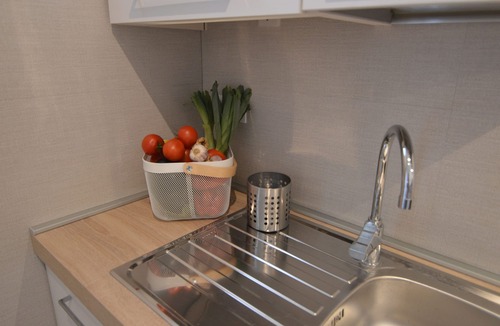 Est House | Via da Velo is a renovated apartment. Allows guest comfort.