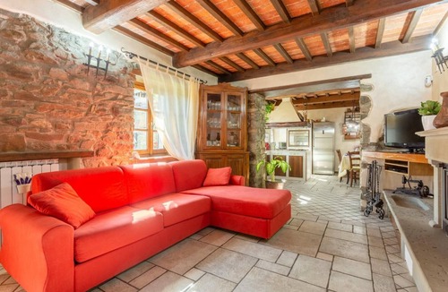 Castiglione di Garfagnana Villa | Villa Casale Le Selve Large Private Pool, WiFi