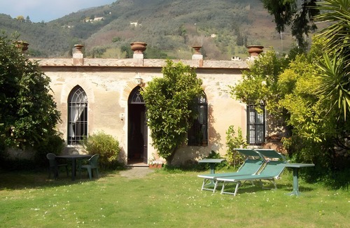 Nocchi Villa | Villa 'Aranci' with Shared Pool, Private Garden and Wi-Fi