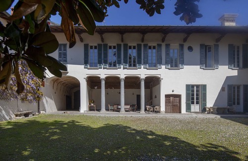 Azzate Apartment | Villa Berla. Frescoed Flat