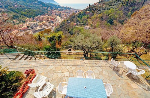 Recco Villa | Villa Calida, fully refundable with voucher*: A welcoming three-story villa which faces the sun and the sea, with Free WI-FI.