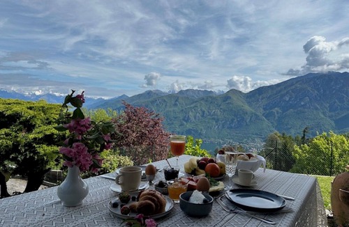 Civenna Bed & Breakfast | Villa D'ALBA with spectacular views of the mountains and Lake Como QUEEN SUITE