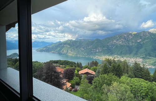 Civenna Bed & Breakfast | Villa D'ALBA with spectacular views of the mountains and Lake Como KING suite