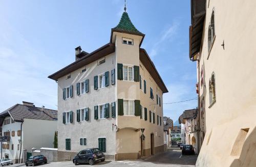 Caldaro Sulla Strada del Vino Apartment | Villa Donata - Luxuriöses & großzügiges Apartment im Herzen von Kaltern, mit Innenhof, kostenlosem Parkplatz direkt am Haus