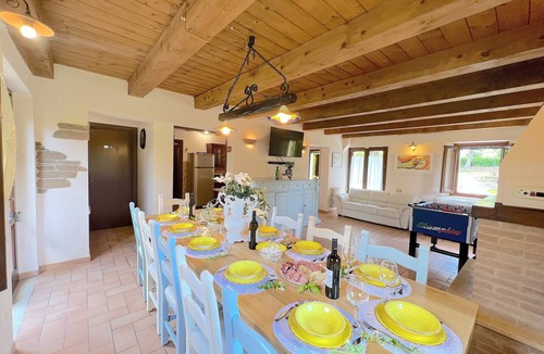 Monte San Giusto Villa | Villa Il Noceto, Private Big Pool, for 17 People, 5 Rooms, Near Sea, Wi-Fi free,