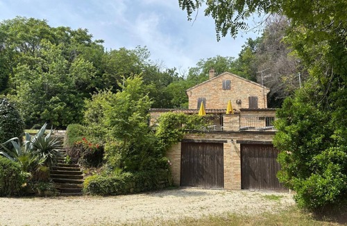 Montegiorgio Villa | Villa in a historic farmhouse with stunning views from the pool