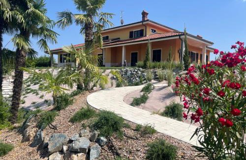 Calosso Villa | Villa Jilla