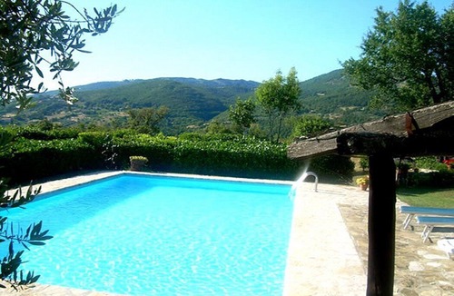 Sorano House | Villa Lavanda B: A welcoming two-story apartment that is part of a villa surrounded by the greenery.