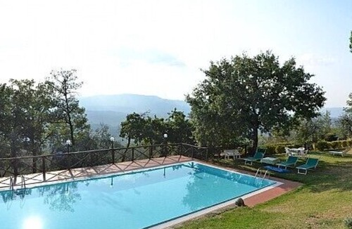 Pian di Sco Villa | Villa Mariolina Grande: A characteristic and welcoming two-story age-old farm house located in an isolated position, on the slopes of a hill which is covered with olive groves, with Free WI-FI.