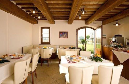 Cannara House | Villa Ornata C: A characteristic and welcoming apartment surrounded by the greenery, with Free WI-FI.