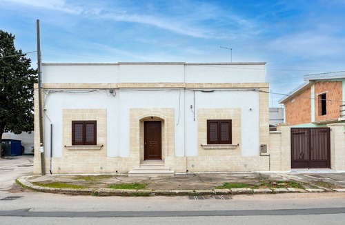 Lizzano Villa | Villa 'Palma 1' with Private Garden, Wi-Fi and Air Conditioning