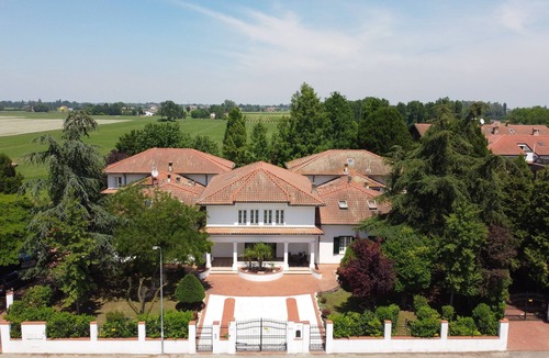 Nonantola Villa | Villa Petrone | Luxury Four Seasons-Jacuzzi&Pool