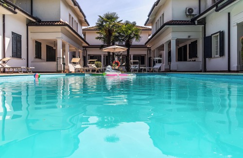 Nonantola Villa | Villa Petrone | Luxury Four Seasons-Jacuzzi&Pool