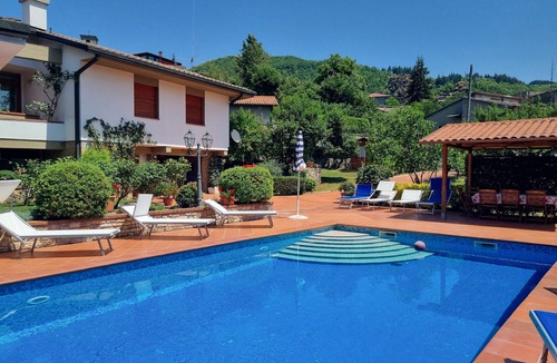 Piazza al Serchio Villa | Villa Piazza, private solar heated pool, walk to all facilities! WIFI