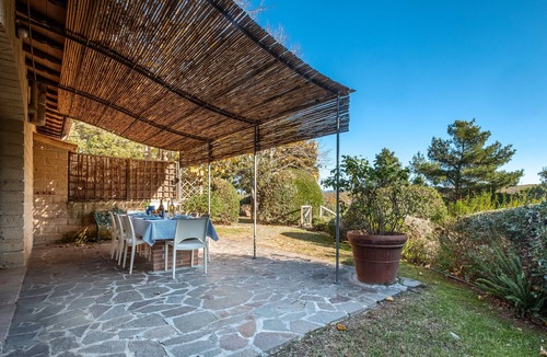 Capalbio Villa | Villa 'Sunflower' with Private Garden and Wi-Fi