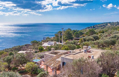 Gagliano del Capo Ski Chalet | Villa with heated jacuzzi and 180° sea view