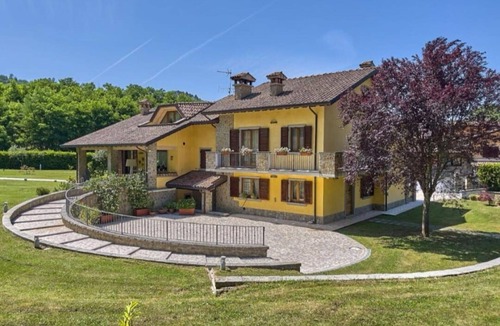 Gragnola Villa | Villa with pool, A/C, garden, Lunigiana