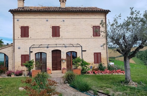 Falerone House | Villa With Pool Ideal for Cyclists and Relaxing