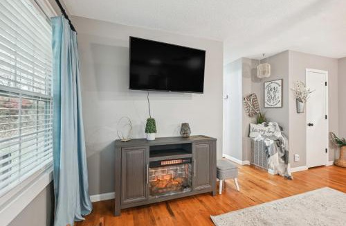 Vine Grove House | Vine Grove Home w/Deck, 4 Mi to Saunders Springs!