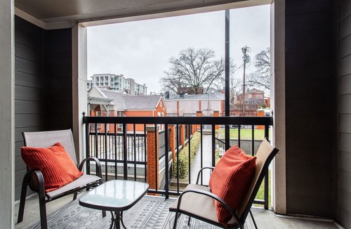 Rutledge Hill Condo | Walk 2 Broadway! Balcony! Free Parking!