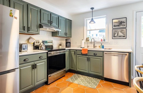 Eastport Apartment | Walk to Shops & Dining from Dog-Friendly Apartment w Parking & Private Backyard