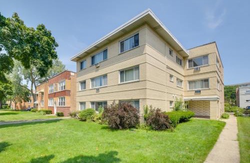 Skokie House | Walk to Train: Convenient Skokie Condo!