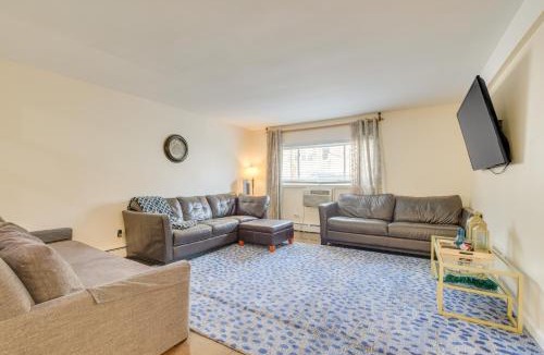 Skokie House | Walk to Train: Convenient Skokie Condo!