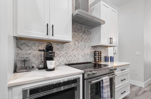 Gainesville House | Walk to UF Stadium! Modern Home with Grill + Patio