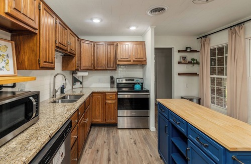 Marion House | Walkable 2BR Cottage in Downtown Marion