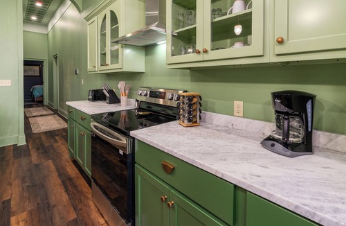 Marion Apartment | Walkable Downtown Marion Luxury Suite