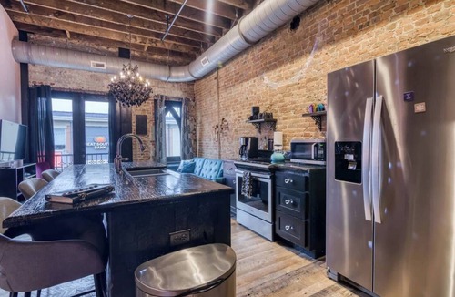 Downtown Springfield Apartment | Welcome to Black Palace-A! A beautiful downtown loft with easy access to everyth