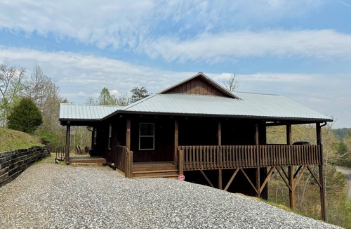 Murphy Cabin | Welcome to The Timber Tales! Rustic decor and close to town!