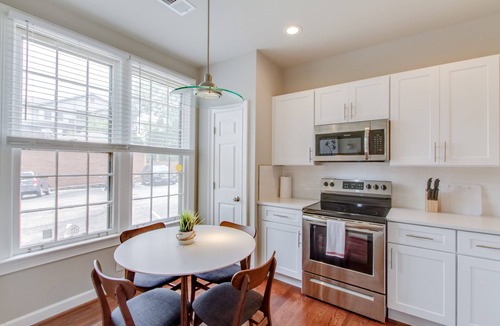 West End Condo | WestEnd Ave♥Spacious Deck♥Fast WiFi♥WorkSpace♥4 Beds 2.5 Baths♥Free Parking♥Pets