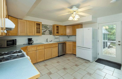 Ames House | Whispering Pines 4BR-3BA Charming Family-Sized in Ames