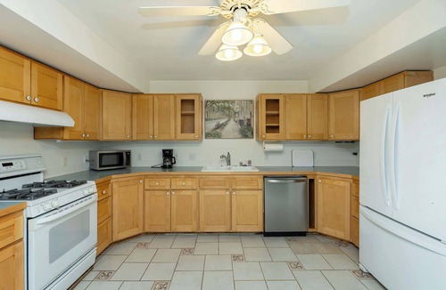 Ames House | Whispering Pines 4BR-3BA Charming Family-Sized in Ames