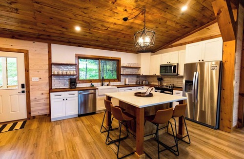 Rogers Cabin | Wild Turkey Overlook Two Decks, Views, Hot Tub!