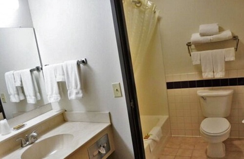Thorp House | Wisconsin on Budget! 3 Affordable Units, Pet-friendly, Free Parking & Breakfast!