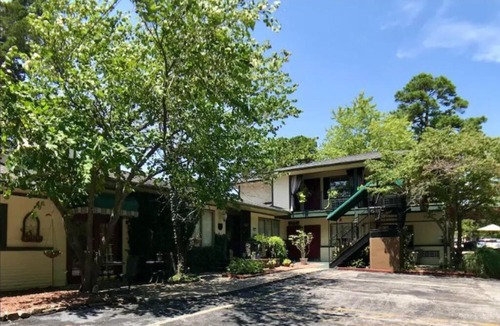 Eureka Springs Historic District Apartment | Wolfs Den at Tradewinds - Pool